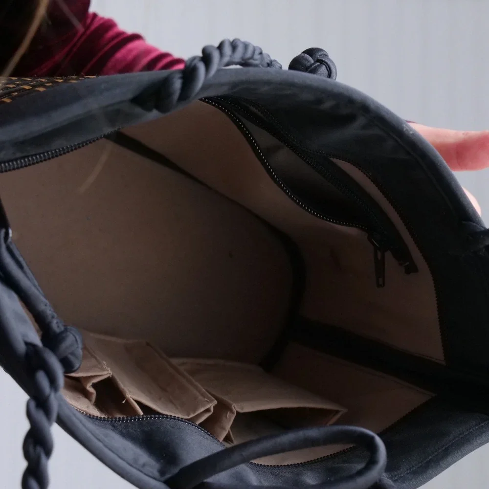 Black and Tan Vintage 90s Purse - Picture 5 of 7